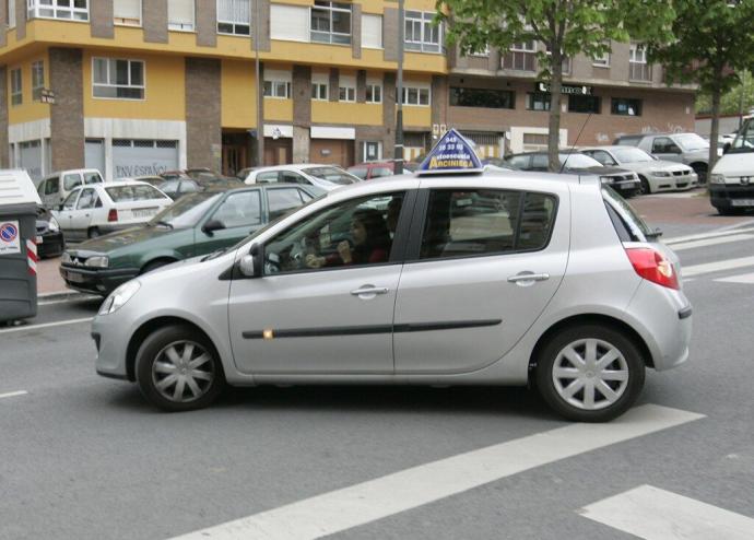 Joven durante una clase práctica del carnet de conducir.