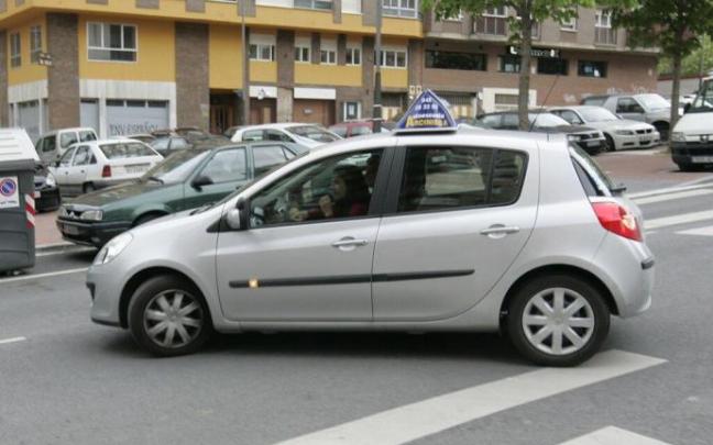 Joven durante una clase práctica del carnet de conducir.