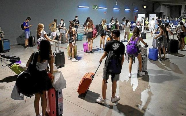 Jóvenes llegados de Salou esperan para someterse a una PCR Jóvenes llegados de Salou esperan para someterse a una PCR