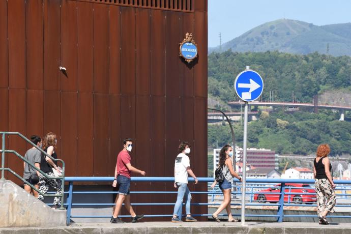 Un grupo de jóvenes pasea cerca del puente Euskalduna