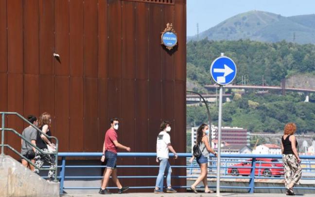 Un grupo de jóvenes pasea cerca del puente Euskalduna