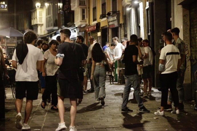 Jóvenes en el Casco Viejo de Vitoria.