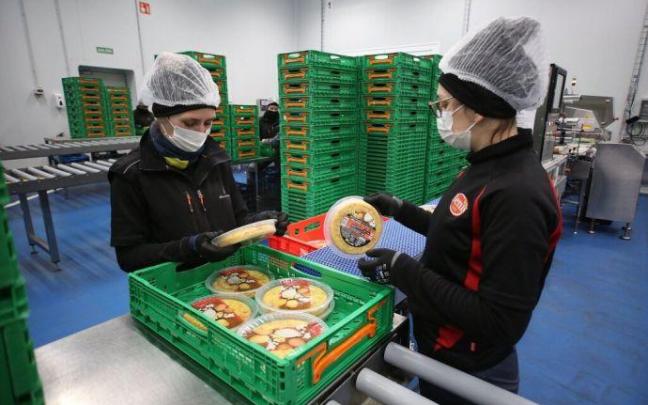 Trabajadoras en una empresa agroalimentaria de Navarra. Trabajadoras en una empresa agroalimentaria de Navarra.