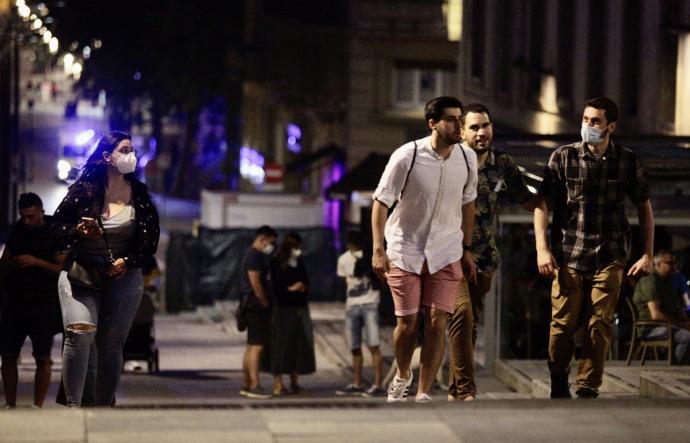 Varios jóvenes pasean por el centro de Vitoria en la noche de ayer.