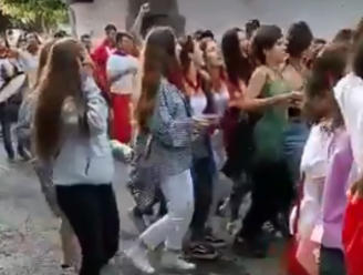 Cuadrillas de jóvenes celebran los no Sanfermines en Lesaka, en un vídeo que circula por redes sociales.