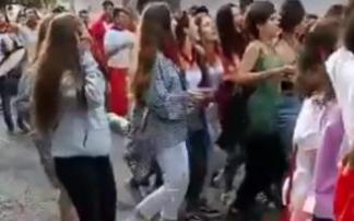 Cuadrillas de jóvenes celebran los no Sanfermines en Lesaka, en un vídeo que circula por redes sociales.