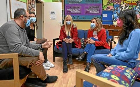 Las voluntarias con la concejala bilbaina de Juventud, Itxaso Erroteta, y Alex López, de Kiribil Las voluntarias con la concejala bilbaina de Juventud, Itxaso Erroteta, y Alex López, de Kiribil