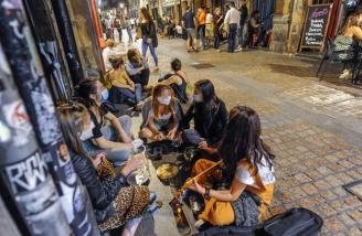 Un grupo de jóvenes, de fiesta en la calle.