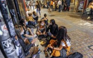 Un grupo de jóvenes, de fiesta en la calle.