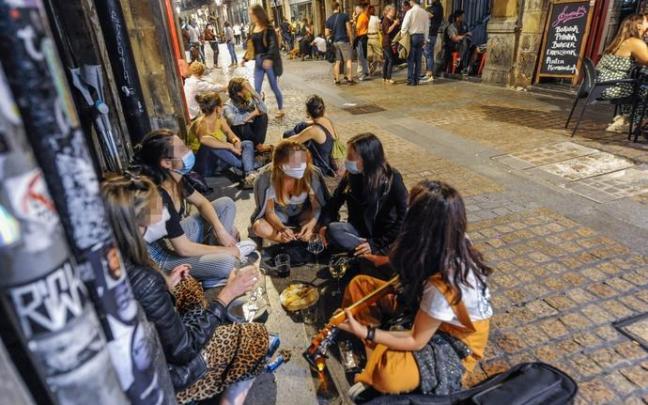 Varias jóvenes reunidas en la calle Varias jóvenes reunidas en la calle