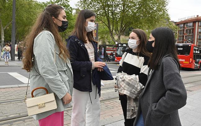 Los y las adolescentes son los más reticentes a abandonar la mascarilla, incluso en los espacios exteriores.