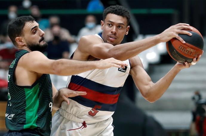 El base Guillén Vives, del Joventut de Badalona intenta recuperar la pelota ante la presencia del base estadounidense Wade Baldwin