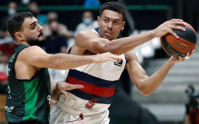 El base Guillén Vives, del Joventut de Badalona intenta recuperar la pelota ante la presencia del base estadounidense Wade Baldwin