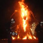 Animación festiva alrededor de una hoguera de San Juan.