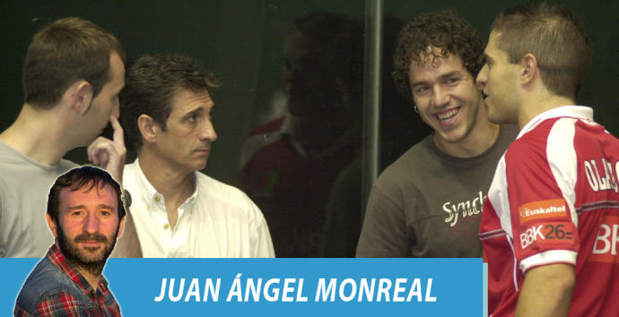 Juan Ángel Monreal, periodista, junto a los hermanos Olaizola y Julián Retegi.