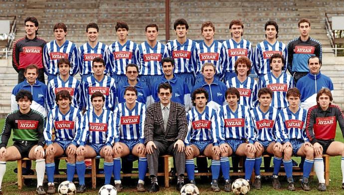 Imagen de la plantilla de la temporada 1987-88, con el presidente José Antonio Rozas en la gestión del club albiazul y el entrenador Iñaki Espizua en el banquillo del Deportivo Alavés. Foto: Archivo Municipal de Vitoria: José Luis Barroso