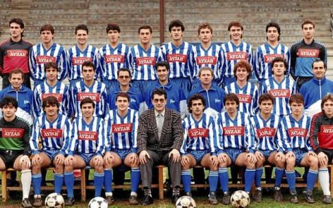 Imagen de la plantilla de la temporada 1987-88, con el presidente José Antonio Rozas en la gestión del club albiazul y el entrenador Iñaki Espizua en el banquillo del Deportivo Alavés. Foto: Archivo Municipal de Vitoria: José Luis Barroso