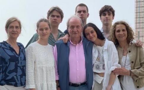 El emérito junto a sus hijas y nietos