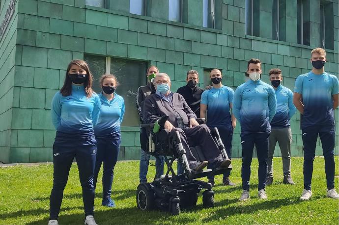 Montxo Iriarte, "Txapela" y Juan Carlos Unzué con los alumnos de Foro Europeo