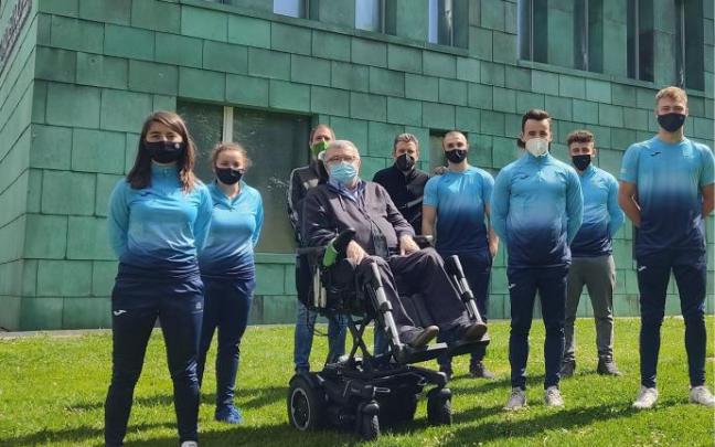 Montxo Iriarte, "Txapela" y Juan Carlos Unzué con los alumnos de Foro Europeo