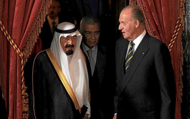 Juan Carlos I, junto al rey de Arabia Saudí en el Palacio Real de Madrid en 2008. Juan Carlos I, junto al rey de Arabia Saudí en el Palacio Real de Madrid en 2008.