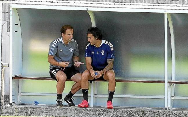 Jagoba Arrasate y Juan Cruz, en la charla que mantuvieron después del primer partido de Liga.