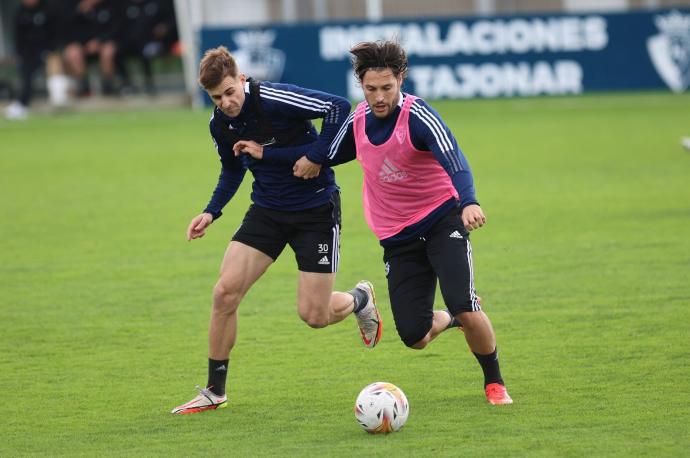 Juan Cruz e Iván Barbero, durante un entrenamiento en Tajonar.