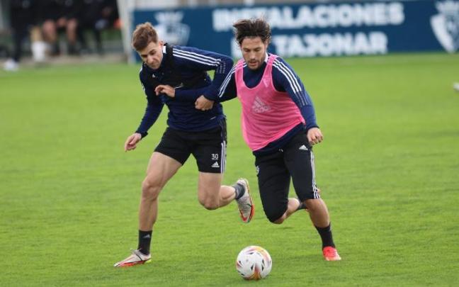 Juan Cruz e Iván Barbero, durante un entrenamiento en Tajonar.