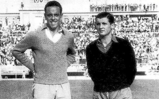 Antonio Calderón (izda.) y Juan Emery (dcha.), coincidieron en la plantilla del Deportivo Alavés en la temporada 1951-52. La fotografía corresponde al encuentro amistoso frente al Real Madrid (7-2), jugado en el Estadio de Chamartín el 2 de septiembre de