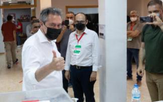 El alcalde de Sevilla, Juan espadas, hace la señal de la victoria tras votar en las primarias de los socialistas andaluces El alcalde de Sevilla, Juan espadas, hace la señal de la victoria tras votar en las primarias de los socialistas andaluces