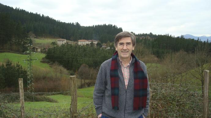 Juan Manuel Etxebarria, con su Zeberio natal al fondo, lleva cuatro décadas recopilando relatos y mitos de Gorbeialdea para el grupo Etniker-Bizkaia de etnografía.