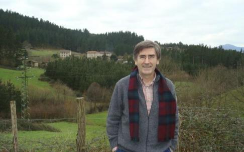 Juan Manuel Etxebarria, con su Zeberio natal al fondo, lleva cuatro décadas recopilando relatos y mitos de Gorbeialdea para el grupo Etniker-Bizkaia de etnografía.