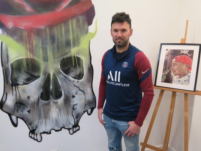 El tatuador azpeitiarra Juan Núñez, en su estudio de Zumarraga.