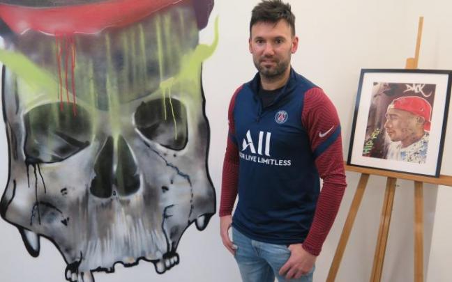 El tatuador azpeitiarra Juan Núñez, en su estudio de Zumarraga.