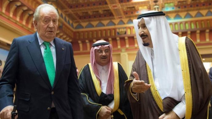 El rey emérito, junto con el rey saudí Salman Bin Abdelaziz en 2017.
