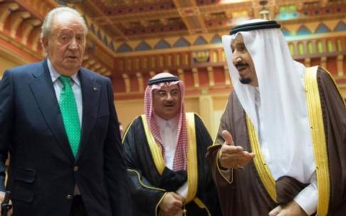 El rey emérito, junto con el rey saudí Salman Bin Abdelaziz en 2017.