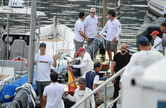 El monarca emérito, realizando los preparativos para navegar ayer en el puerto de Sanxenxo.