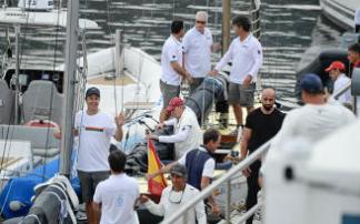 El monarca emérito, realizando los preparativos para navegar ayer en el puerto de Sanxenxo.