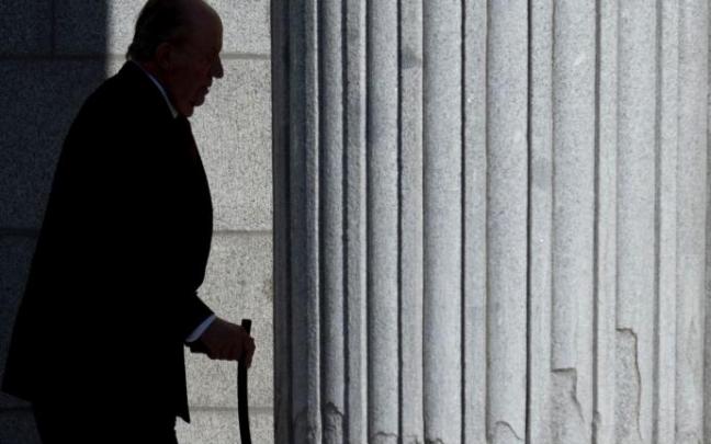 El antiguo jefe de Estado, Juan Carlos I, sale del Congreso de los Diputados tras el acto del 40º aniversario de la Constitución en 2018. El antiguo jefe de Estado, Juan Carlos I, sale del Congreso de los Diputados tras el acto del 40º aniversario de la Constitución en 2018.