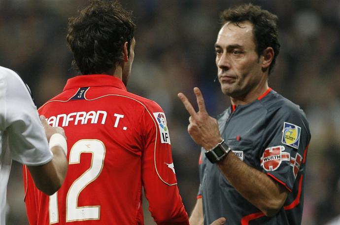 Juanfran se queja a Pérez Burrull tras ser expulsado por doble amarilla.