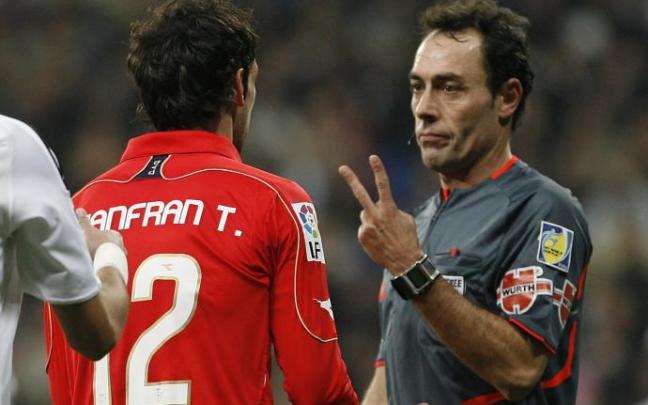 Juanfran se queja a Pérez Burrull tras ser expulsado por doble amarilla.