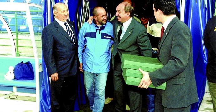 Juanito Oiarzabal acompañado de 'Mané' y Compañón en el túnel de vestuarios de Mendizorroza. Foto: Archivo familia de J. L. Compañón