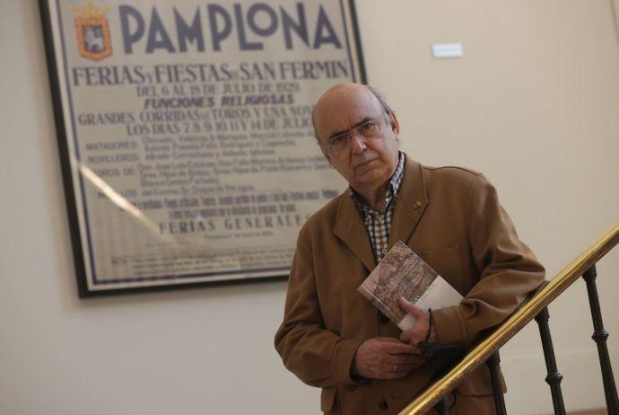 El historiador Juan José Martinena en la presentación del libro 'Cosas de la vieja Iruña'.