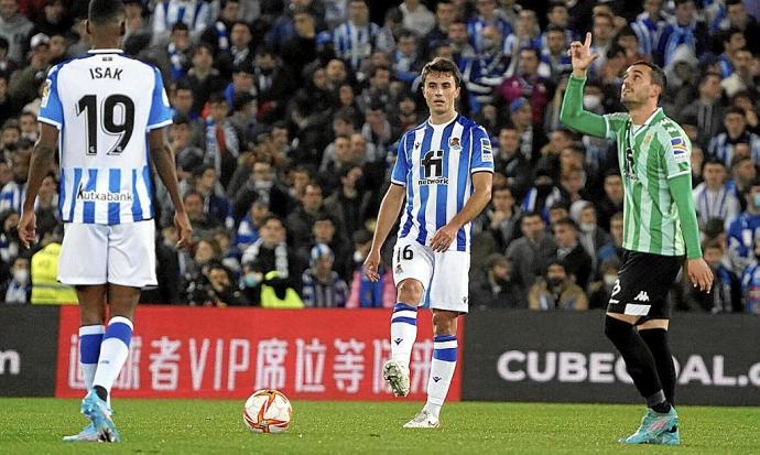 Juanmi señala hacia el cielo tras marcar su segundo gol, en presencia de Isak y Zubimendi.