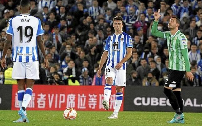 Juanmi señala hacia el cielo tras marcar su segundo gol, en presencia de Isak y Zubimendi.