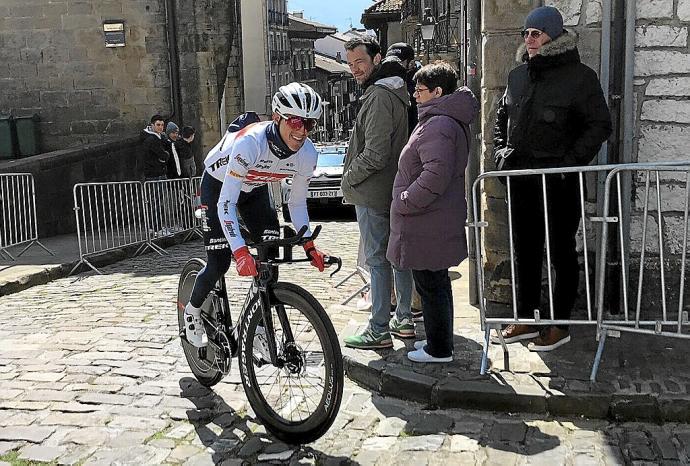 Juanpe López corona la calle Mayor de Hondarribia, ayer durante el reconocimiento matinal de la crono. Foto: N.G.