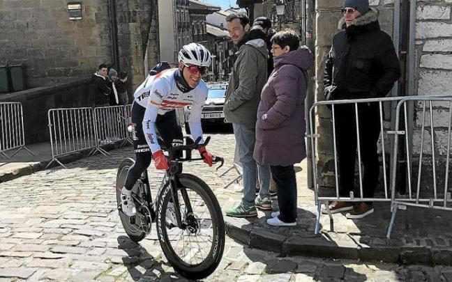 Juanpe López corona la calle Mayor de Hondarribia, ayer durante el reconocimiento matinal de la crono. Foto: N.G.
