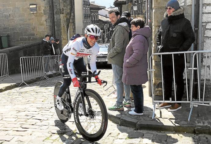 Juanpe López corona la calle Mayor de Hondarribia, ayer lunes durante el reconocimiento matinal de la crono.