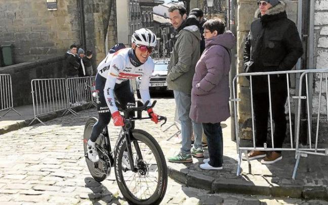 Juanpe López corona la calle Mayor de Hondarribia, ayer lunes durante el reconocimiento matinal de la crono.