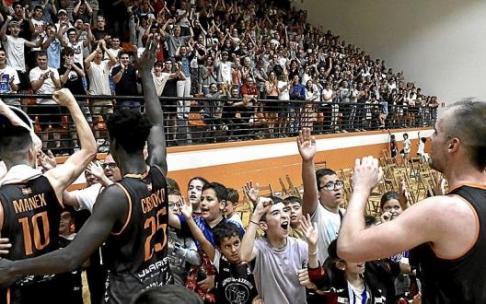 Los jugadores del Juaristi celebran la victoria y la permanencia con la afición. Foto: Javi Colmenero